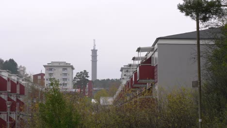 Toma-Panorámica-Del-Barrio-Residencial-En-El-Distrito-De-Bergsjön-De-Gotemburgo-En-Suecia-Durante-El-Día-Nublado