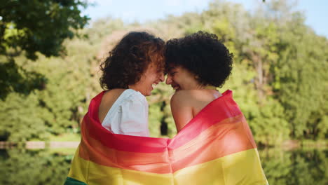 una pareja de lesbianas en el parque.