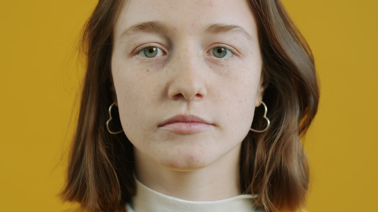 미소 짓는 젊은 여성 초상화