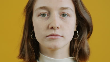 retrato de una mujer joven sonriente