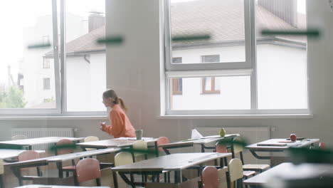 Schüler-Spielen-Im-Klassenzimmer.