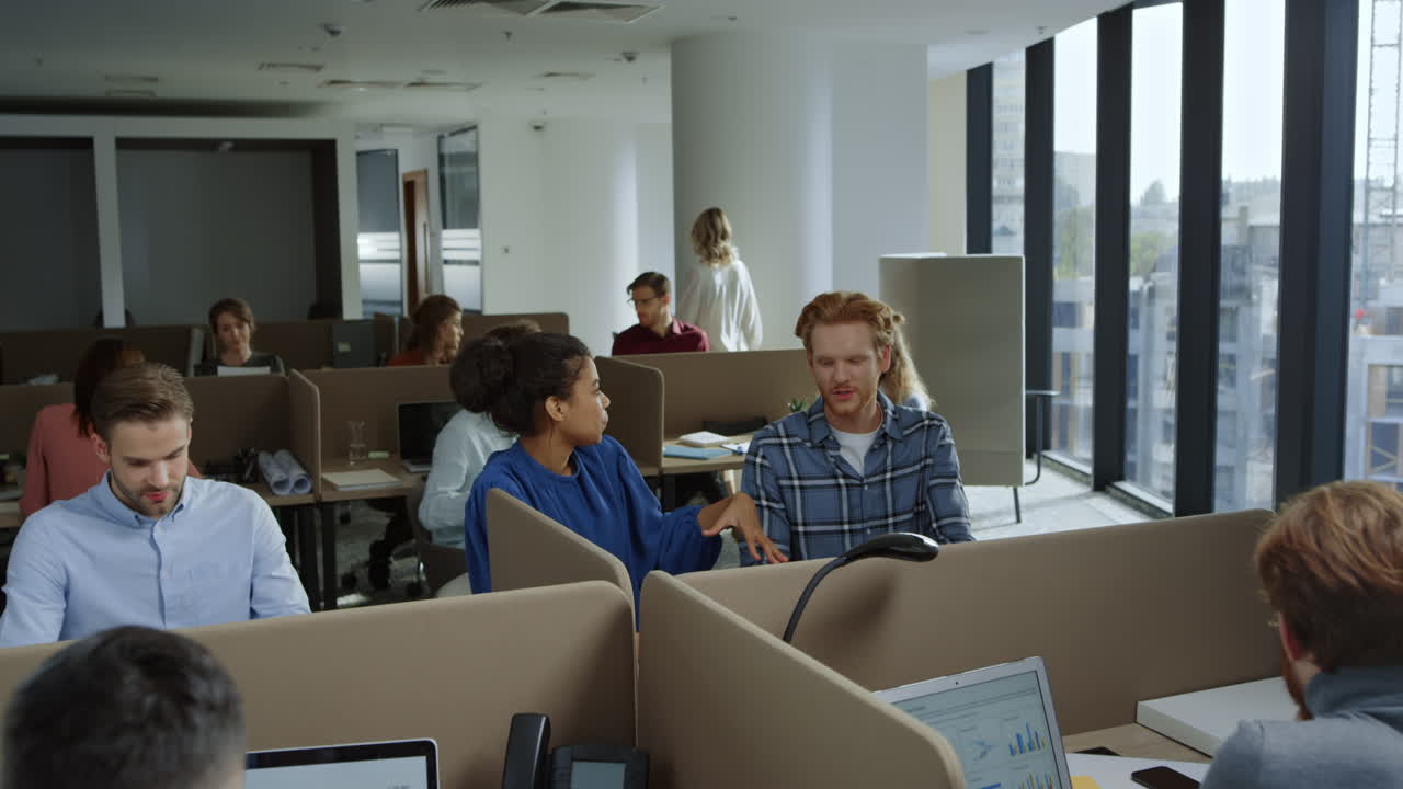 원격 작업장에서 일에 대해 이야기하는 직원들. 함께 일하는 기업 팀