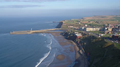 Páramos-Del-Norte-De-York-Whitby-Descenso-Aéreo-Lento-Sobre-El-Acantilado-Oeste-Mirando-Hacia-El-Muelle-Y-La-Abadía-De-Whitby-Bajo-El-Sol-A-Finales-De-2021-Dji-Inspire-2-Prores