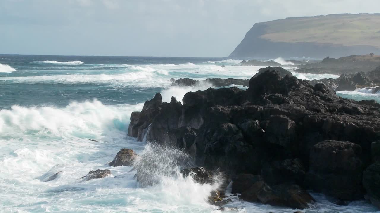 большие волны накатываются на тропический остров и разбиваются о берег