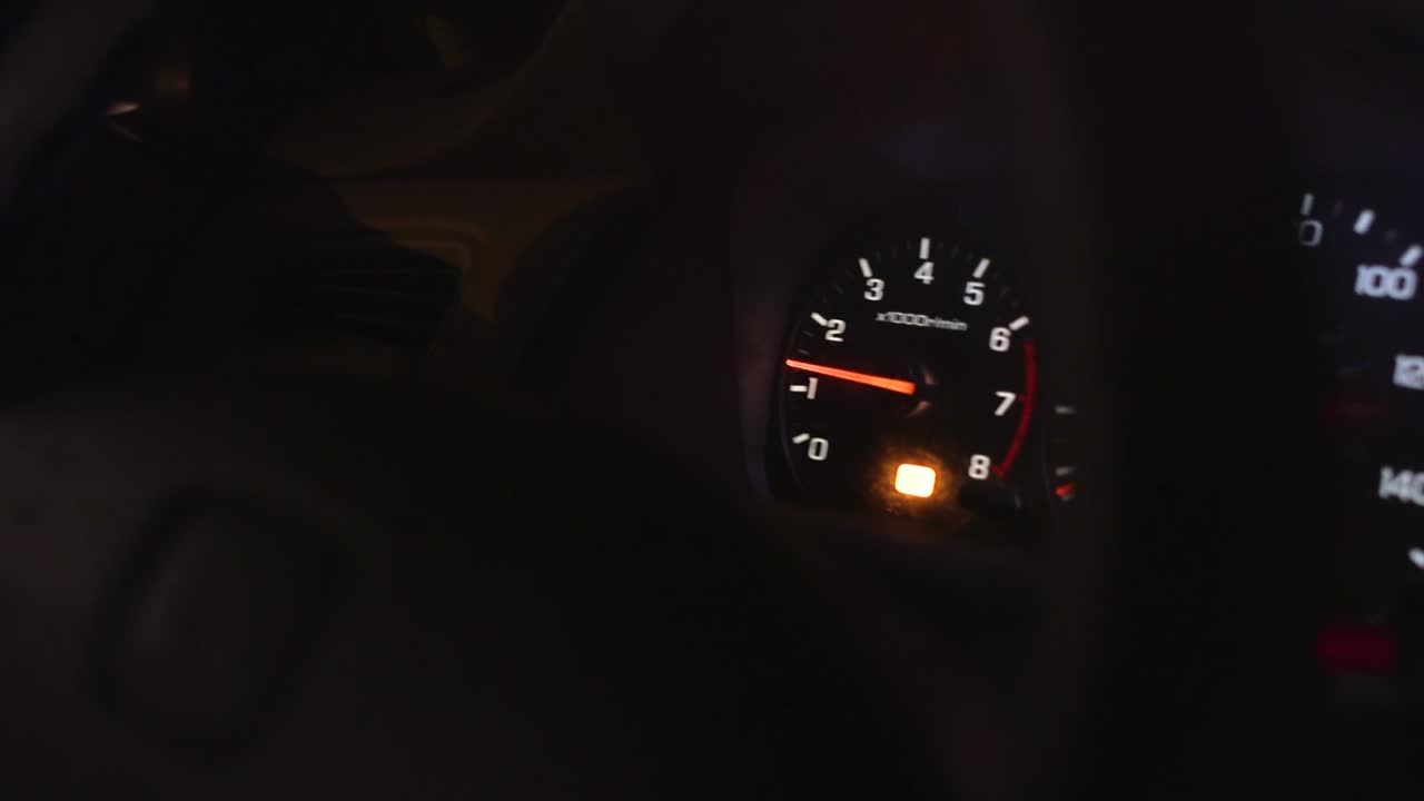 indicador de rpm del motor del automóvil acelerando a bajas revoluciones a través del volante