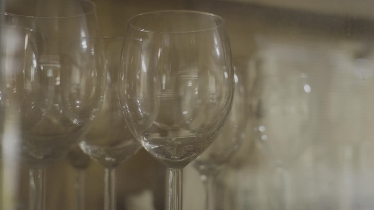 Panorering til højre hen over glassene