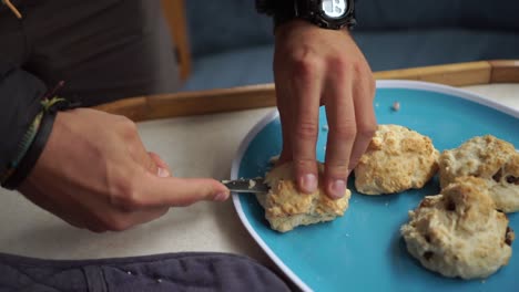 Kaukasischer-Mann-Schneidet-Frisch-Gebackenes-Traditionelles-Neuseeländisches-Scone