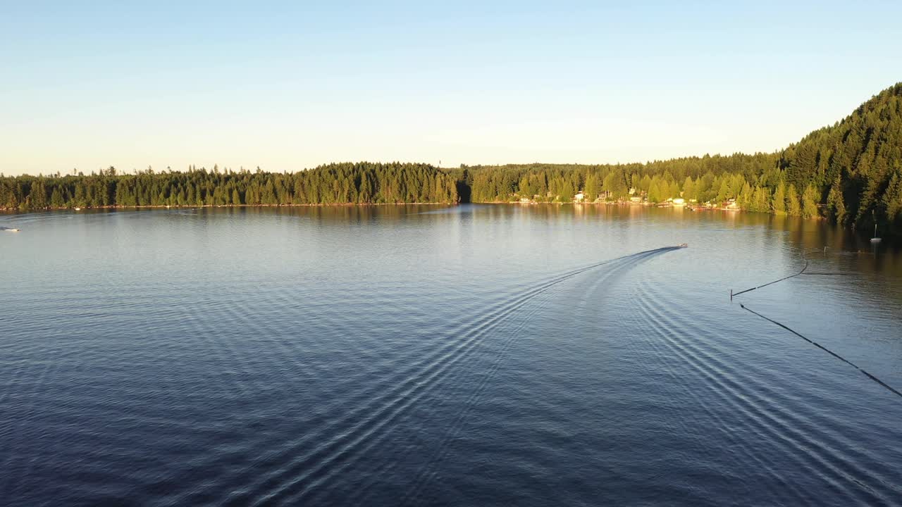 Loď vracející se ke břehu po dlouhém dni na vodě, jezero Comox, Britská Kolumbie