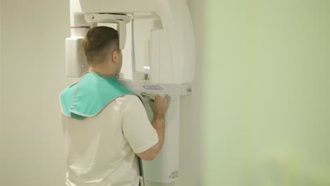 paciente sometido a una radiografía dental con un técnico