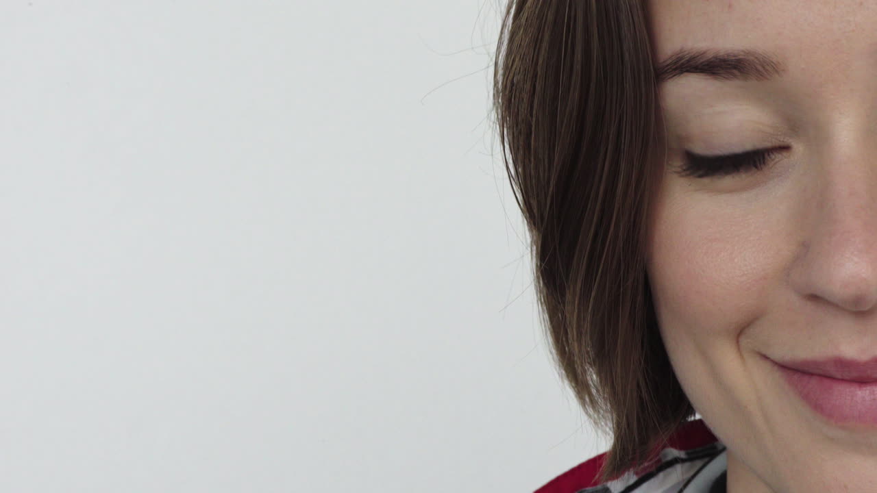 retrato de la mitad de la cara de una hermosa mujer joven sonriendo feliz aislada en el fondo blanco espacio de copia