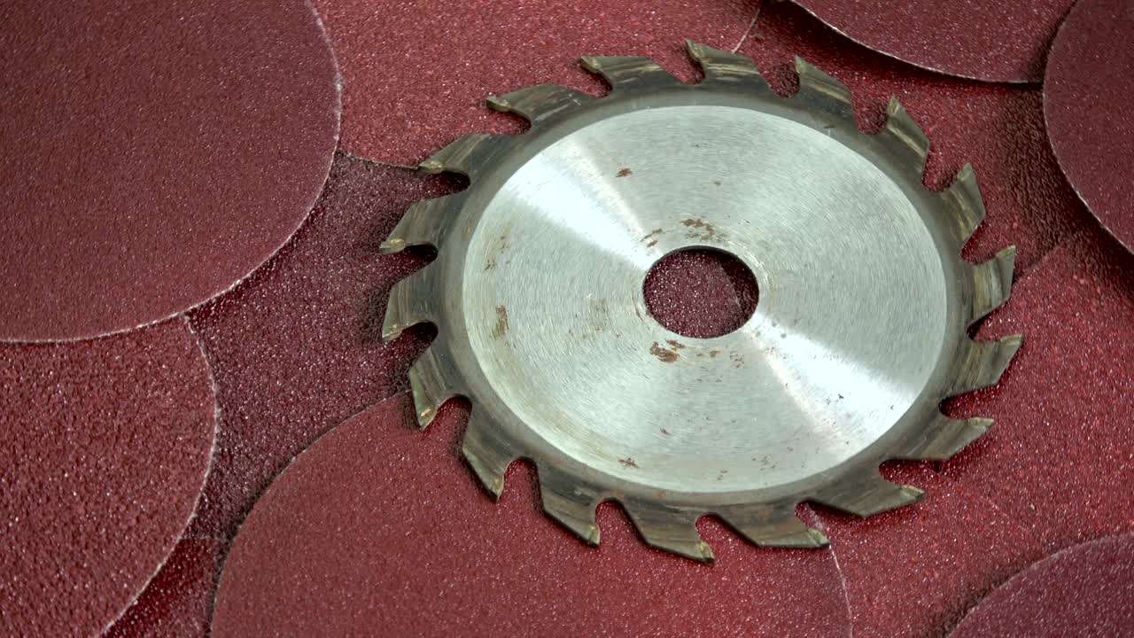 абразивные диски для шлифовальной бумаги, вращающийся фон и круговая пила