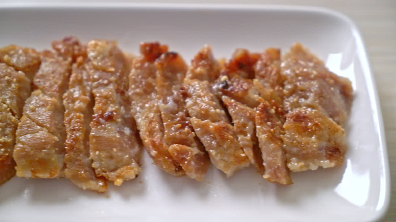 태국식 매콤한 디핑 소스를 곁들인 구운 돼지목살 또는 숯불로 삶은 돼지목살