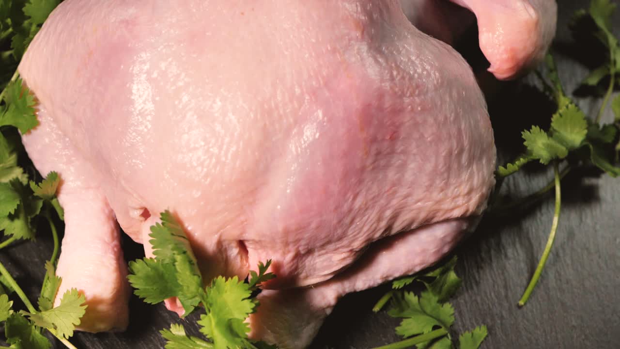 통째로 절인 유기농 닭고기