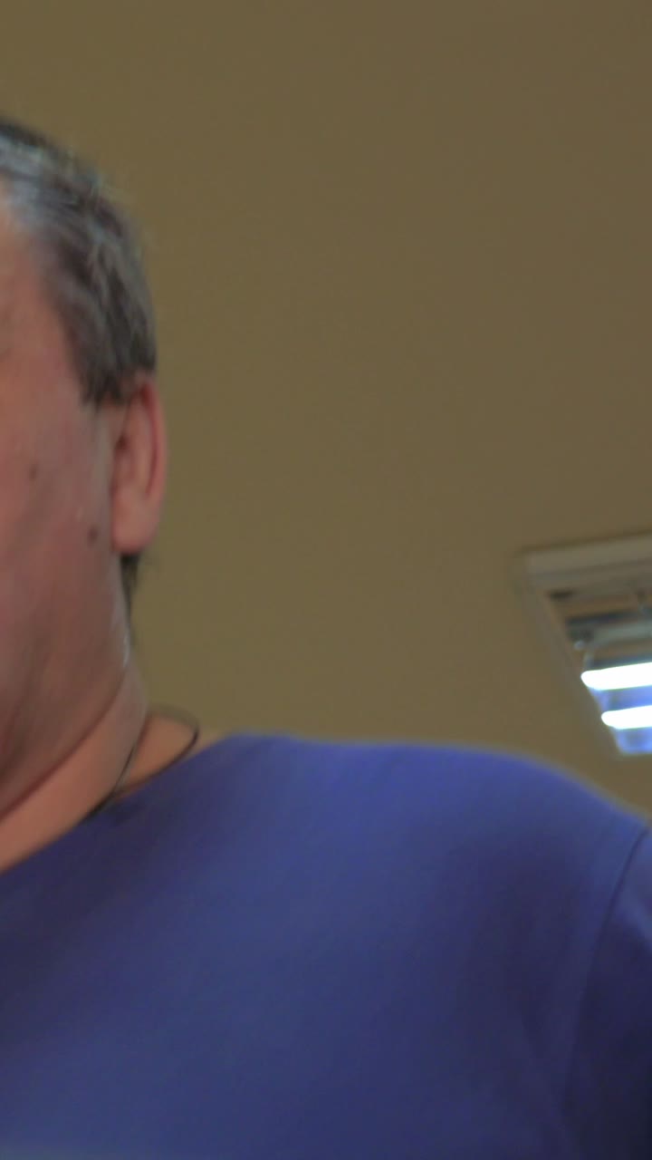 Primo piano di un uomo con una camicia blu
