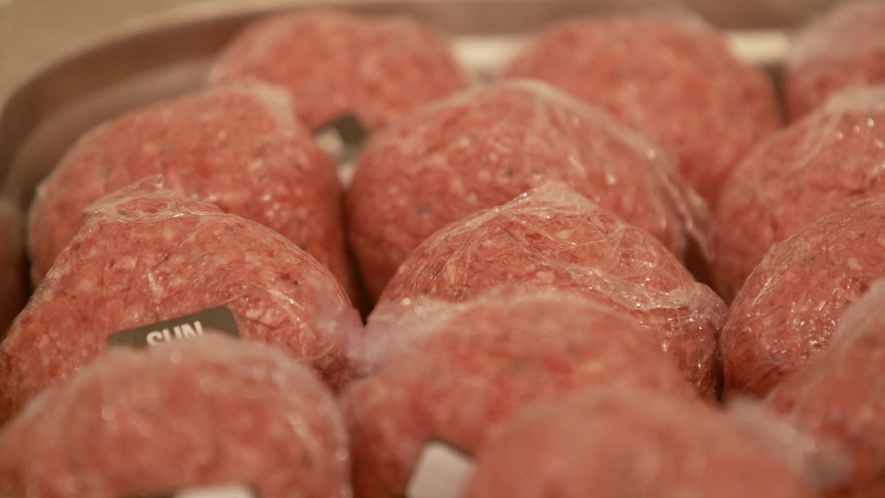 음식 준비 클링필름에 싸인 생 쇠고기 민스 패티 볼 클로즈업