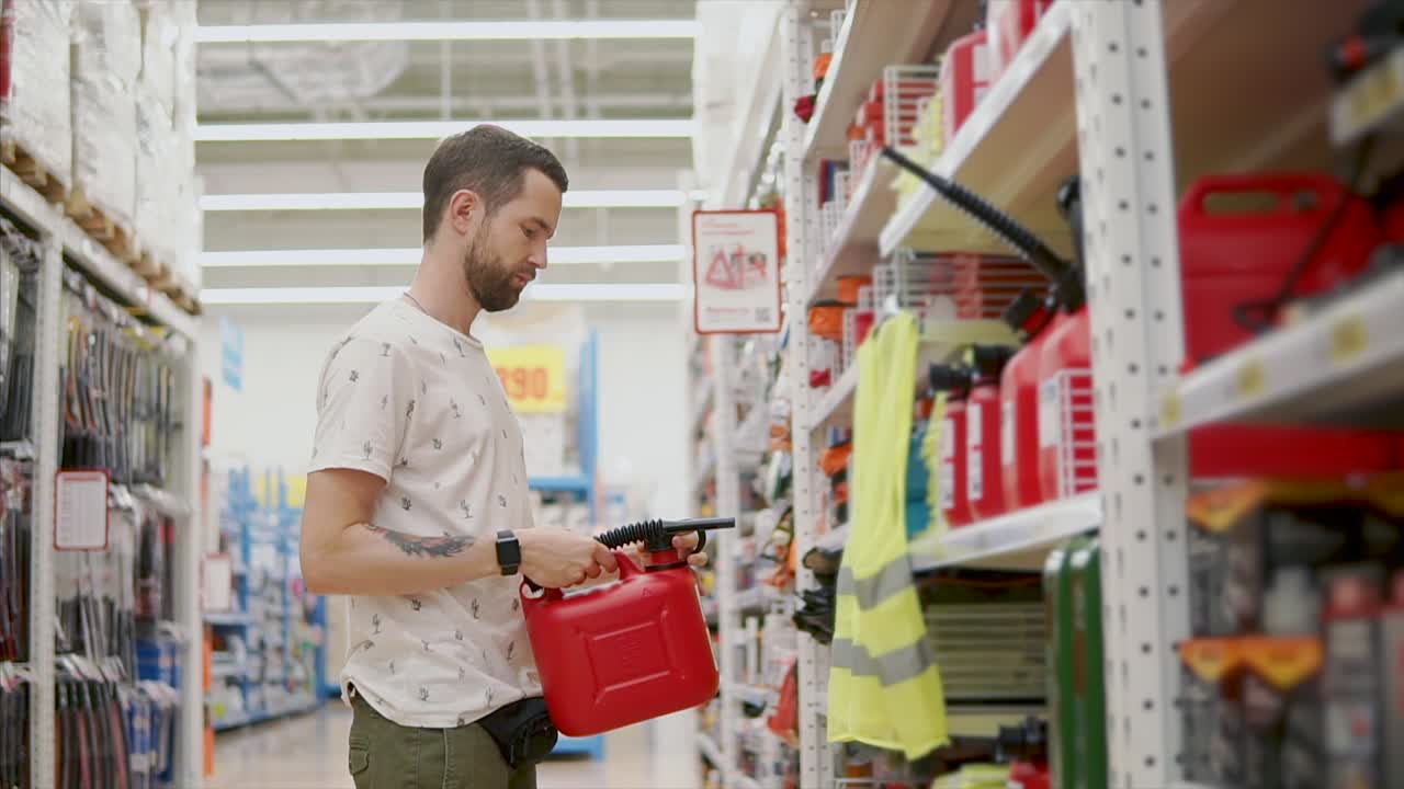 hombre comprando latas de combustible en un supermercado