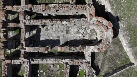 vista desde un avión no tripulado de las ruinas históricas de la aldea de karaman üçkuyu