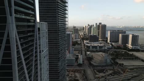 aerial del rascacielos del centro de miami con un coche conduciendo rápido por la autopista