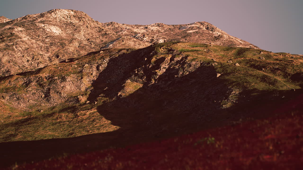 increíble paisaje de montaña de colores y cielo en el fondo al atardecer