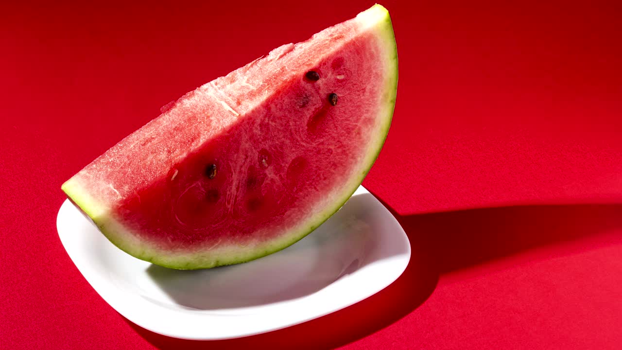 빨간색 배경에 수박을 는 슬라이스 - 스 모션 애니메이션