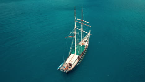 Imágenes-Aéreas-Cinematográficas-De-Un-Barco,-Alrededor-De-Airlie-Beach.