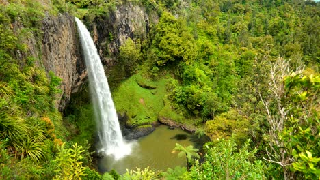 Der-Weite-Blick-Fängt-Den-Majestätischen-Brautschleier-Ein,-Der-Von-Oben-Fällt,-Und-Zeigt-Die-Erhabenheit-Und-Natürliche-Schönheit-Des-Wasserfalls