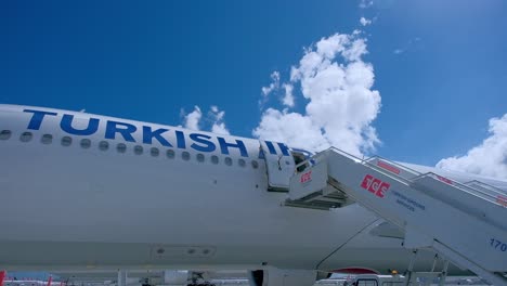 motor de la puerta de las aerolíneas turcas del avión antes de abordar