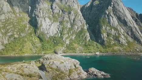 Drone-En-Lofoten,-Noruega-En-Una-Carretera