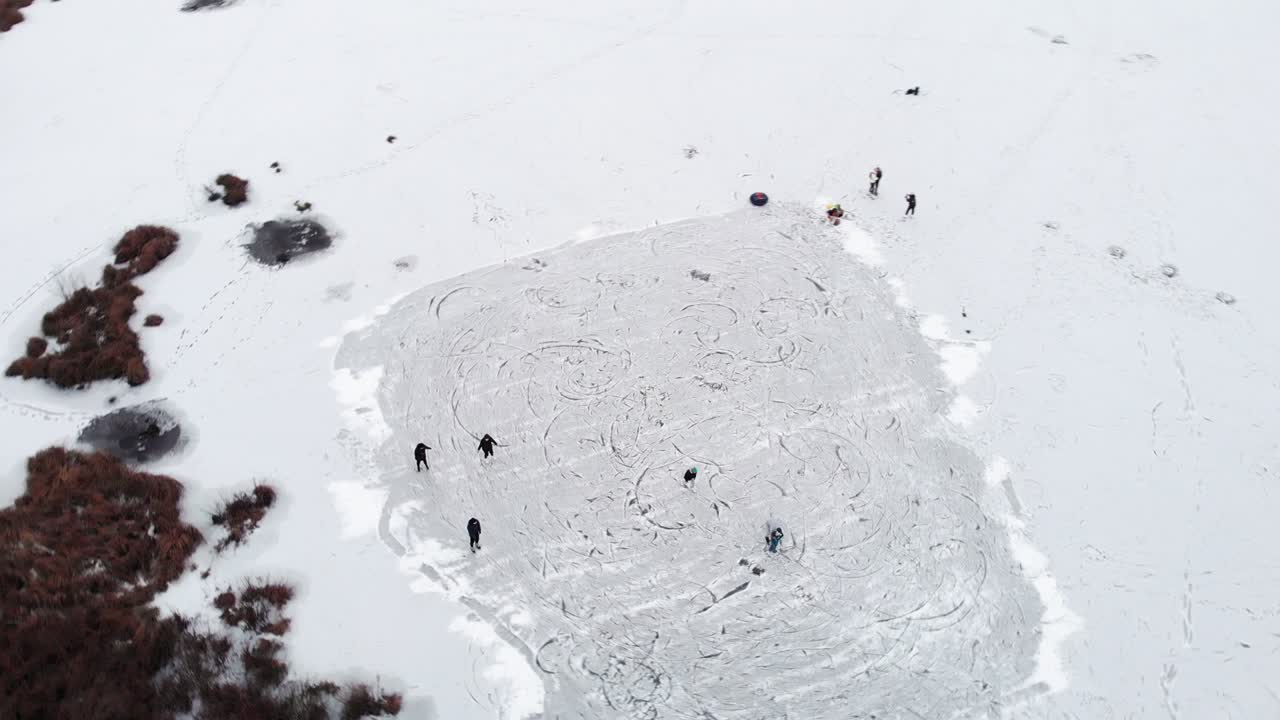 호수 에서 아이스 스케이팅 을 하는 사람 들 의 집단