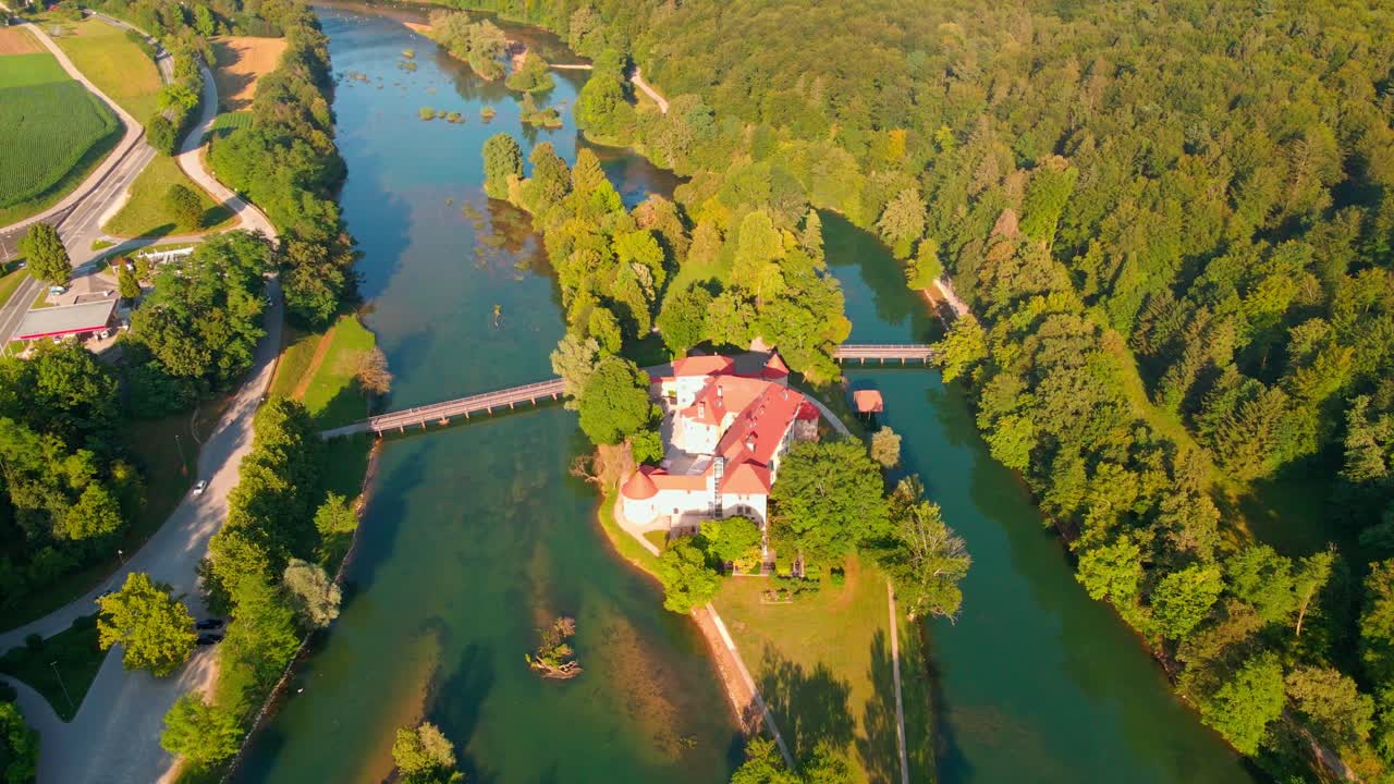 pintorescas imágenes de drones 4k del castillo de otočec en una hermosa luz soleada