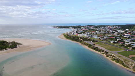 Still-Bay-West-Am-Ufer-Des-Malerischen-Mündungsflusses-Goukou,-Der-In-Den-Indischen-Ozean-In-Südafrika-Eindringt,-Drohnenansicht-Aus-Großer-Höhe-Mit-Kopierraum