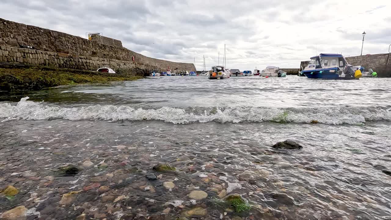 스코틀랜드 의 파이프 에 있는 항구 에 다가오는 배
