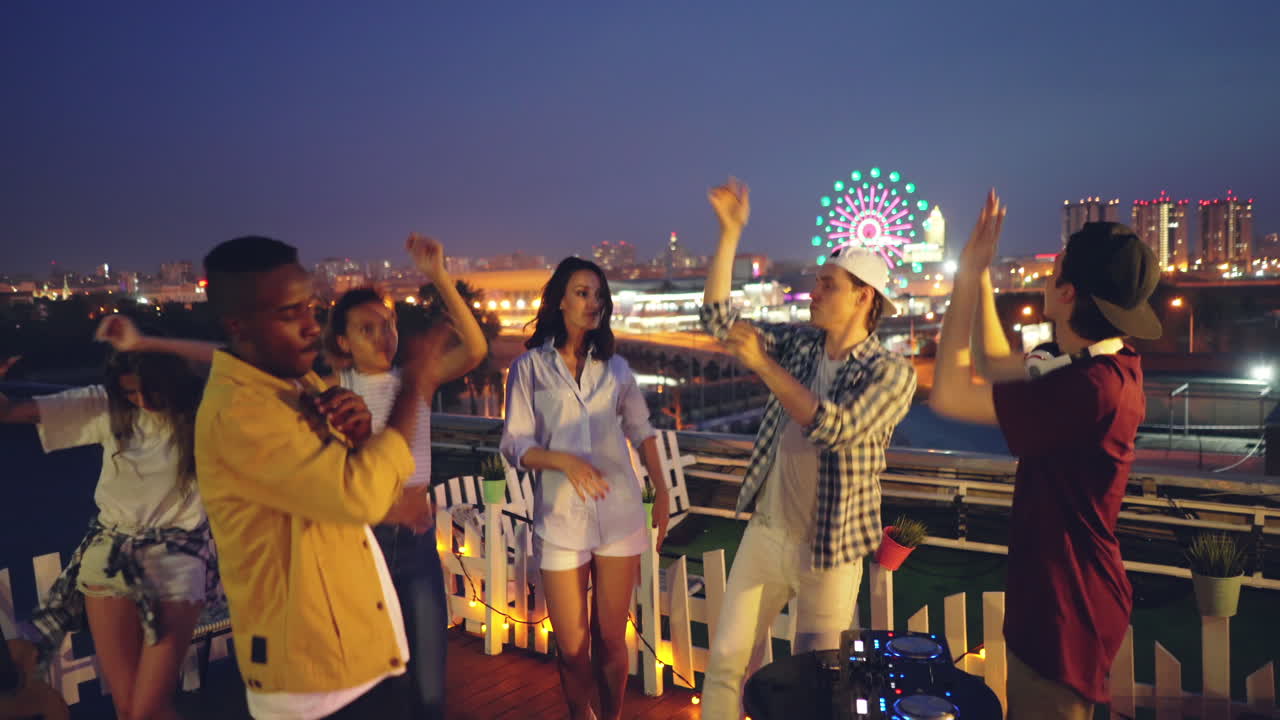 밤에 지붕 파티