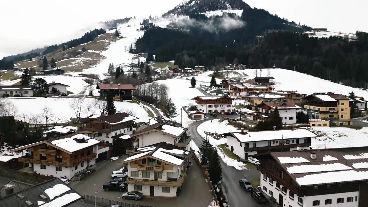 casas de la ciudad de kirchberg en austria en la temporada de invierno, vista aérea ascendente