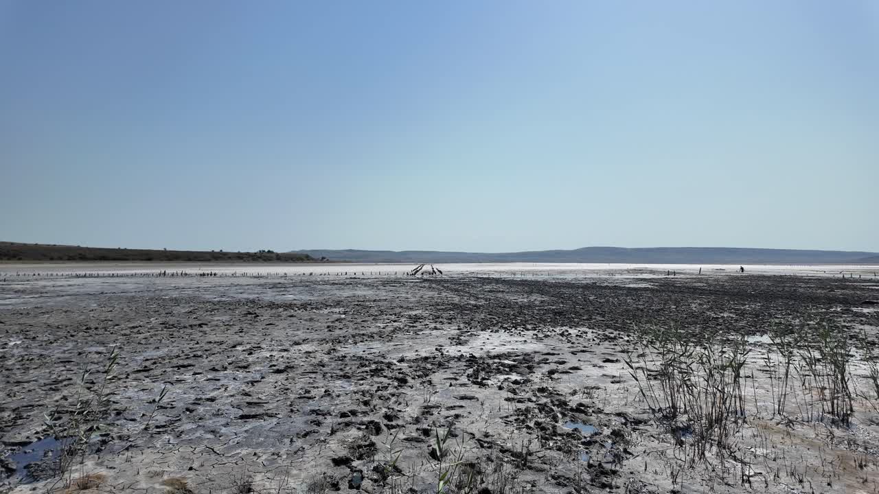 Fredfyldt landskab af en tør saltsø under en klar blå himmel
