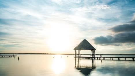 México-Lapso-De-Tiempo-Palapa-En-El-Lago-Bacalar-Quintana-Roo-Nublado-Cielo-Azul-Amanecer-Atardecer-Turismo-Cancún-Tulum