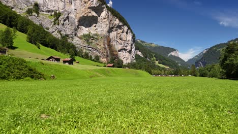 suiza panorámica naturaleza suiza, montañas de los alpes valle, campo de hierba verde