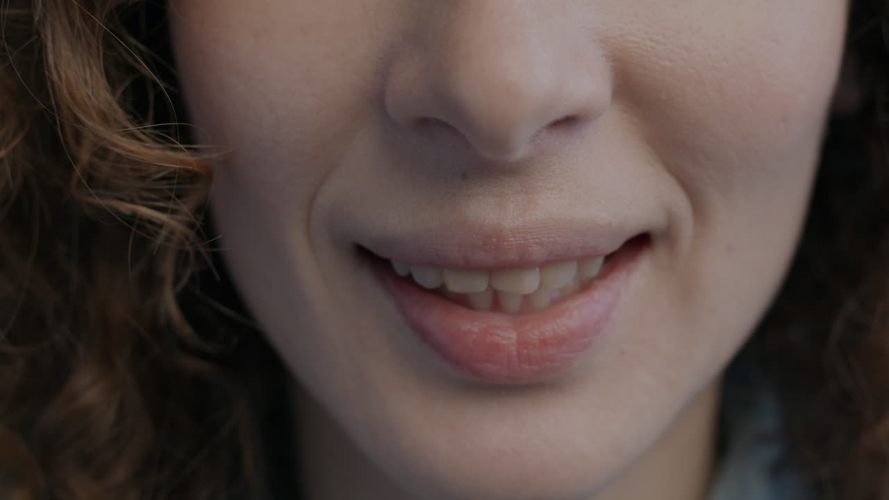 primer plano de una mujer sonriendo