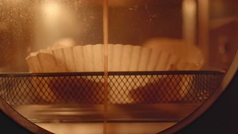 hornear parrillas de queso en una freidora de aire con un papel no pegajoso