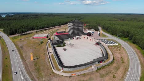 aviones no tripulados vuelan sobre la puerta del dragón en suecia, centro cultural de negocios chino cerca de la autopista de la ruta europea