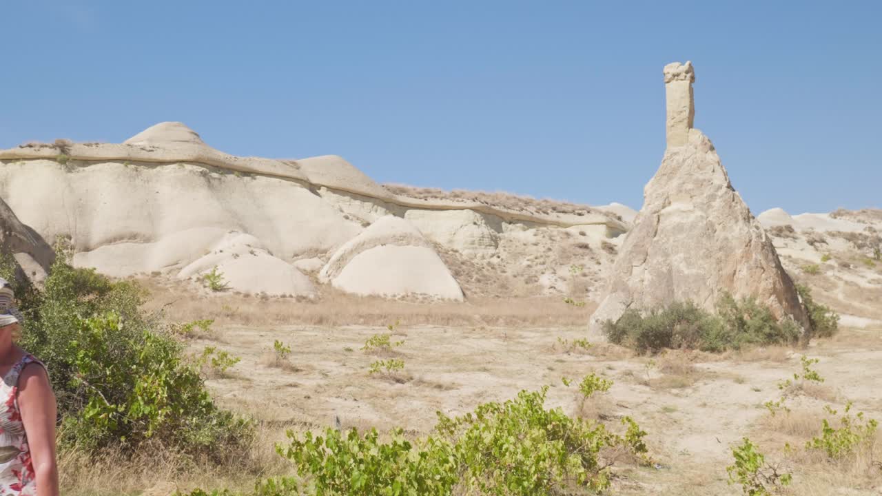 여성 관광객 자연 산책 경치 풍경 바람 조각 풍경 칠면조