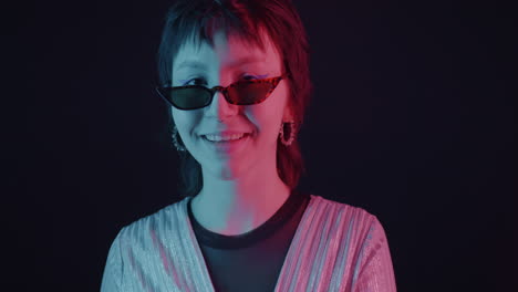mujer elegante con luz de neón