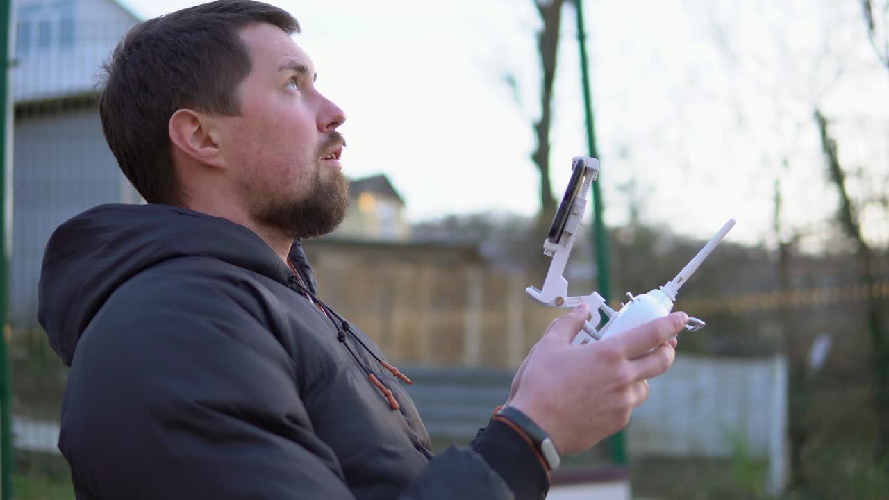 드론을 조종하는 남자