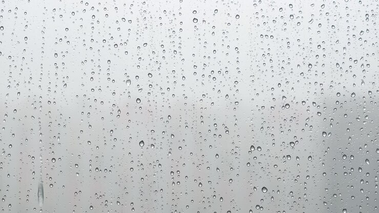 fuerte lluvia a través de la ventana. gotas de lluvia corren por la superficie de las ventanas. nadie