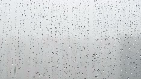 fuerte lluvia a través de la ventana. gotas de lluvia corren por la superficie de las ventanas. nadie