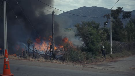 Feuerwehrleute-Im-Einsatz-Auf-Einer-Farm-In-Flammen-In-Chile