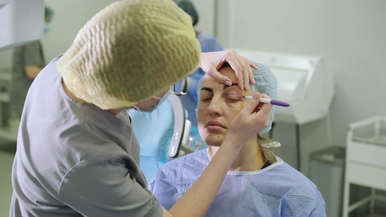 blefaroplastia cirugía plástica operación de rejuvenecimiento, modificación de la región del ojo