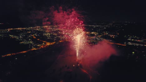 Impresionantes-Fuegos-Artificiales-Festivos-Finales-El-4-De-Julio-En-Vernon-Hills,-Illinois,-Ee.uu.---Parque-Del-Siglo---Con-Una-Clasificación-De-Color-De-Ambiente-Retro-vintage