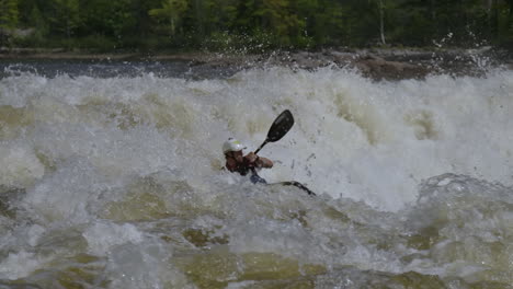 Kayak-De-Aguas-Bravas-En-Cámara-Lenta