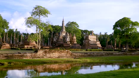 Antiguo-Budismo-De-Sukhothai-En-El-Parque-Histórico-De-Sukhothai-Provincia-De-Sukhothai,-Tailandia-Filmada-Con-Panasonic-Lumix-Gh5,-Panasonic-12-35-F2